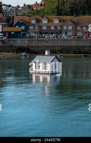 Le port de Folkestone. Avec de petits bateaux et de la vitesse des bateaux. La maison flottante est un bateau en forme de sculpture intitulée Holiday Home par Richard Woods. Banque D'Images