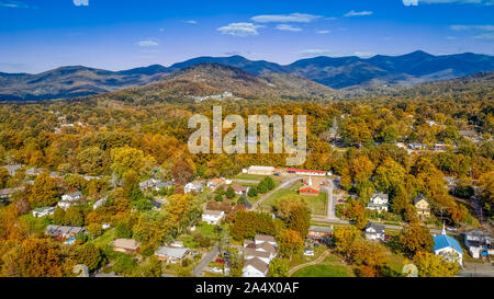 Aerial view picturesque Asheville neighborhood during the Fall with colors starting to show in North Carolina Banque D'Images