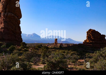 Tôt le matin, vue sur Balanced Rock dans Arches National Park Banque D'Images