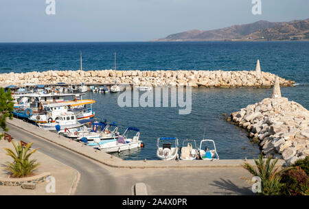 Les bateaux de pêche amarrés dans le port de Pomos, Chypre Banque D'Images