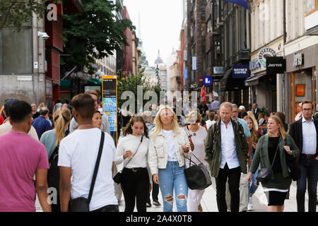 Stockholm, Suède - 15 août 2019 : occupé uniquement piétonne Drottninggatan street vu Sergelstorgs au square. Banque D'Images