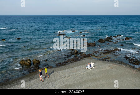 Les touristes sur une plage de Pomos, Chypre. Banque D'Images