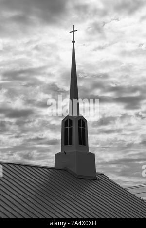 Clocher d'église photographié en colère contre Sky - Noir et Blanc Banque D'Images