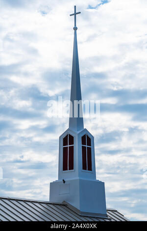 Clocher d'église photographié contre Ciel en colère Banque D'Images