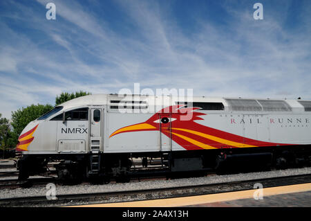 Un Nouveau Mexique Express Rail Runner à Gare de Santa Fe. Il s'agit d'un système de trains de banlieue desservant les zones métropolitaines de Santa Fe et Alburqueque. Banque D'Images