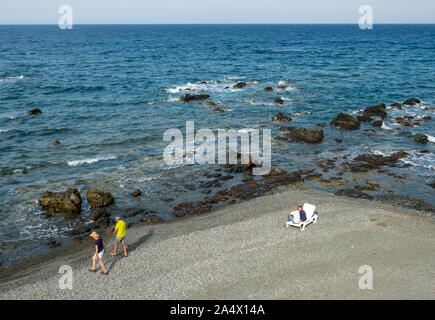 Les touristes sur une plage de Pomos, Chypre. Banque D'Images