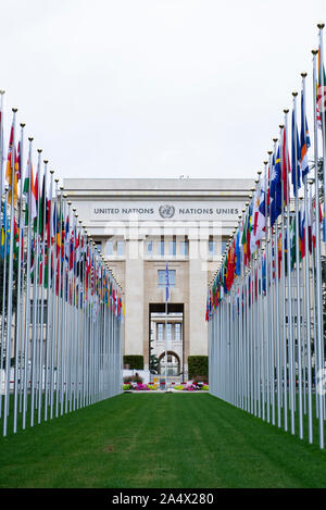 Drapeaux devant l'Organisation des Nations Unies, Genève Banque D'Images