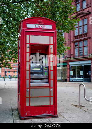 Une boîte téléphonique britannique rouge revisitée à Steelhouse Lane Birmingham, Royaume-Uni Banque D'Images