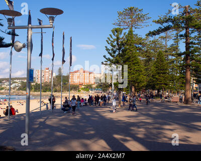 Personnes sur l'Esplanade de la plage de Manly Sydney Banque D'Images