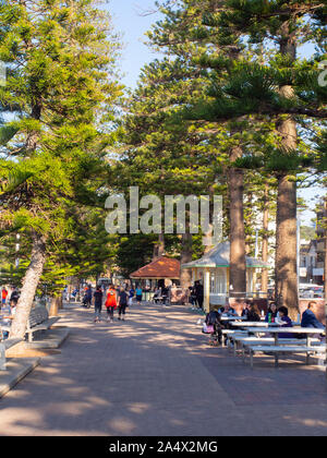 Personnes sur l'Esplanade de la plage de Manly Sydney Banque D'Images