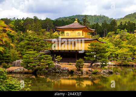 Le Kinkaku-ji, le pavillon d'or, un temple bouddhiste Zen, brillant dans le soleil à Kyoto, Japon Banque D'Images