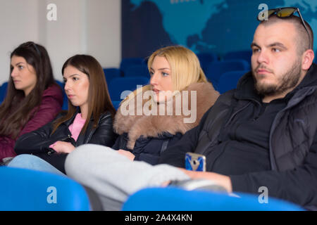 Groupe de jeunes étudiants de l'université de l'économie écoute et regarde la présentation d'affaires pour le démarrage business de salle de conférence. Banque D'Images