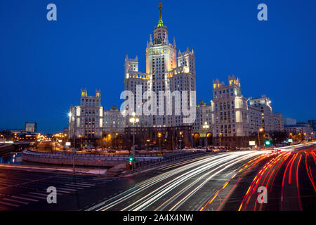 Vue sur le gratte-ciel sur Kotelnicheskaya et remblai au crépuscule des Sentiers de la circulation dans le centre-ville de Moscou, Russie Banque D'Images