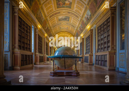 L'intérieur de la bibliothèque du château de Fontainebleau prise à la fin de l'après-midi, près de Paris, France Banque D'Images