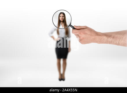 Businesswoman flou le corps et le visage concentré avec loupe Banque D'Images