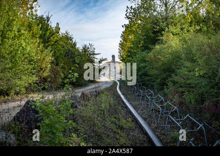 Usine de transformation de gravier dans un cadre de verdure. Prise à la fin de l'après-midi avec ciel couvert en partie, près de Paris, France Banque D'Images