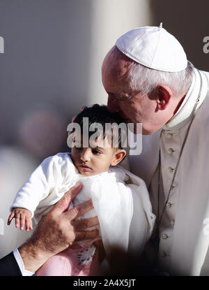 16 octobre 2019 - Cité du Vatican (Saint-Siège) - LE PAPE François au cours de son audience générale hebdomadaire sur la Place Saint Pierre au Vatican. Premier auditoire de GIANLUCA GAUZZI BROCCOLETTI comme le nouveau chef de la gendarmerie du Vatican après la démission de Domenico Giani. © Evandro Inetti via Zuma sur le fil) Credit : Evandro Inetti/ZUMA/Alamy Fil Live News Banque D'Images