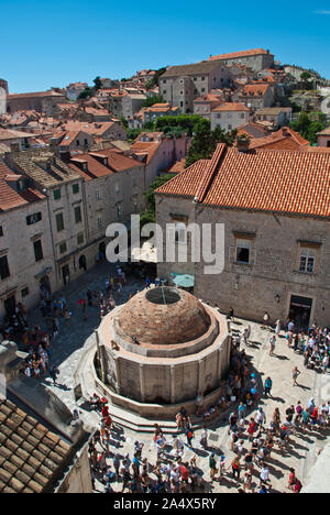 Dubrovnik Croatie : grande fontaine d'Onofrio : à proximité de la Porte Pile se dresse la grande fontaine d'Onofrio au milieu d'une petite place. Banque D'Images