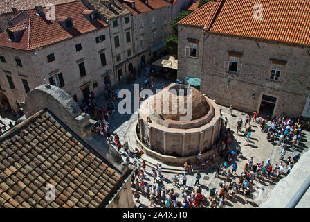 Dubrovnik Croatie : grande fontaine d'Onofrio : à proximité de la Porte Pile se dresse la grande fontaine d'Onofrio au milieu d'une petite place. Banque D'Images