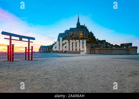 Coucher du soleil sur le Mont Saint Michel avec un temple japonais Banque D'Images