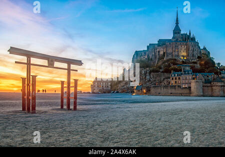 Coucher du soleil sur le Mont Saint Michel avec un temple japonais Banque D'Images