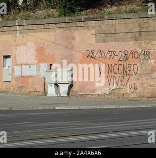 Graffiti sur un mur à St Jean de Latran Square à Rome, Italie Banque D'Images