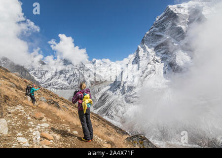 Les femmes alpinistes posent pour des photos entre les montagnes spectaculaires Banque D'Images