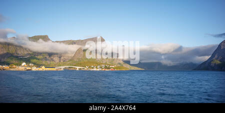 Panorama du village de pêcheurs sur lofotens, la Norvège, par antenne, panorama, vacation travel concept Banque D'Images