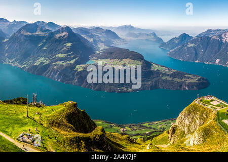 Vue fantastique sur le lac de Lucerne avec Rigi Pilatus et montagnes, ville de Zürich, Suisse, Europe Fronalpstock. Banque D'Images