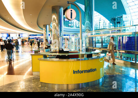 Vue d'un bureau d'information à l'Aéroport International de Dubai Banque D'Images