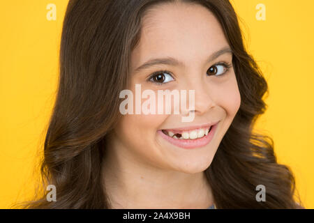 Parce que tout le monde voit votre sourire. Petite fille bébé souriant sans dent. Heureux l'enfant souriant sur fond jaune. Gaptoothed sourire. Grandir avec le sourire. Banque D'Images