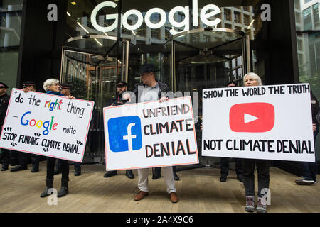 Londres, Royaume-Uni. 16 octobre, 2019. Les activistes de défier la rébellion Extinction Metropolitan Police interdiction de rébellion Extinction Automne manifestations soulèvement en vertu de l'article 14 de la Loi sur l'ordre public de 1986 en assistant à une manifestation devant le siège de Kings Cross Google contre son rôle dans 'l'activation de la propagation de désinformation systématique sur le changement climatique et la crise écologique". Credit : Mark Kerrison/Alamy Live News Banque D'Images