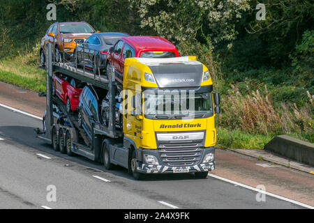 Transporteur automobile Arnold Clark ; camions de transport, de transport, de camion, de transport, de transport, de collecte et de livraison, camion, cargaison spéciale, véhicule DAF, livraison, transport, industrie, fret sur le M6 à Lancaster, Banque D'Images