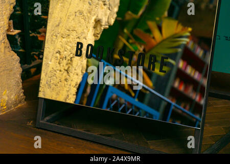 Librairie écrit avec des lettres noires sur surface mirrow rustique Banque D'Images