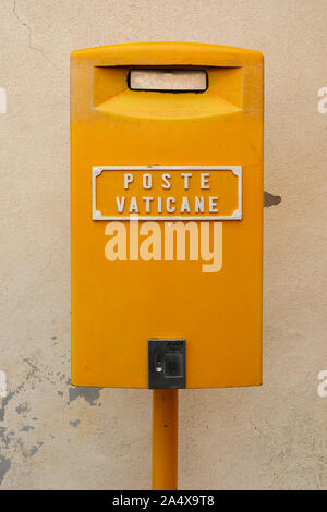 Boîte aux lettres jaune Poste Vaticane dans l'Etat de la Cité du Vatican Banque D'Images