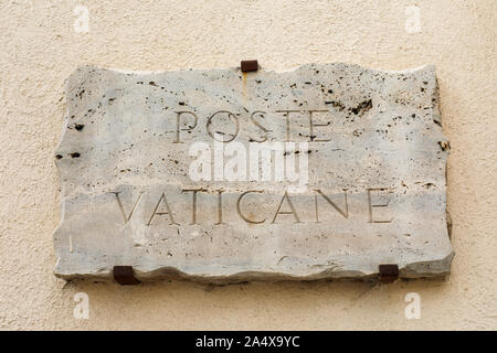 Poste Vaticane en pierre de signe sur le mur extérieur du bureau de poste du Vatican au Vatican Banque D'Images