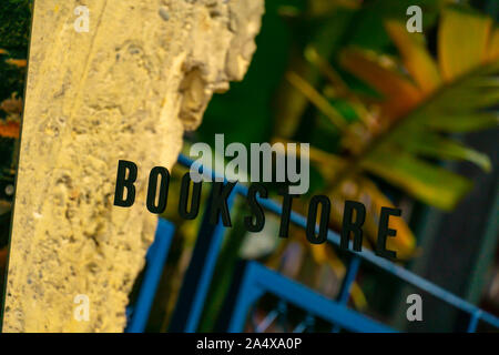 Librairie écrit avec des lettres noires sur surface mirrow rustique Banque D'Images