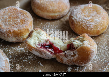 Rempli de confiture beignets Banque D'Images