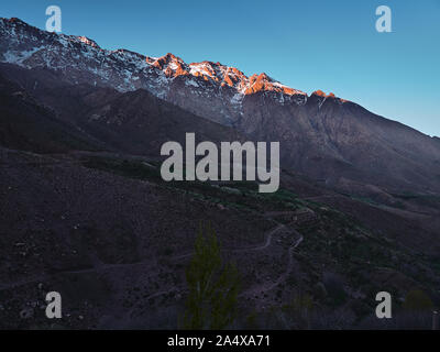 Lever du soleil dans la belle vallée de montagne du Haut Atlas près de Marrakech au Maroc du Sud Banque D'Images