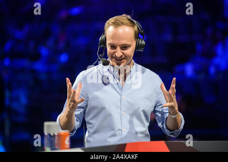 Moscou, Russie - 14 septembre 2019 : esports Counter Strike : Global Offensive événement. Roulettes de tournoi ou commentateurs au principal lieu d'observer les ga Banque D'Images