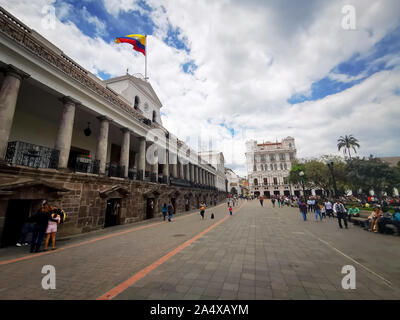 Quito, Équateur, le 29 septembre 2019 : Plaza Grande et la Plaza de la Independencia est la place principale dans le centre historique de Quito, Equateur. Banque D'Images