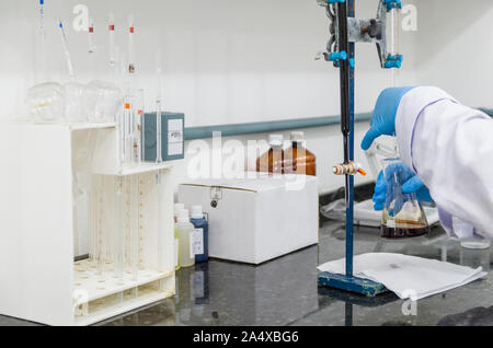 Titrage des mains femme test sur le contrôle de la qualité des produits chimiques. Banque D'Images