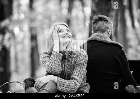 Couple in love se détendre en forêt d'automne avec ordinateur portable. Pique-nique en famille. Relation. Le camping et la randonnée. happy girl dreaming. homme s'asseoir à l'arrière. L'humeur du printemps. Les amis de dîner. Inspiré à travailler dur. Banque D'Images