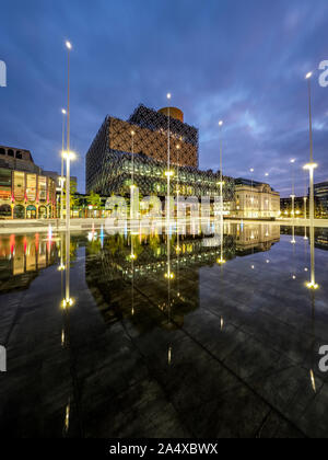 Bibliothèque de Birmingham, Centenary Square, Birmingham, Royaume-Uni nouveau dispositif de l'eau, illuminé avant le lever du soleil. Banque D'Images