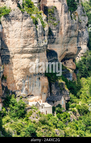 Le village de Saint-Marcellin est niché au pied des falaises des gorges du Tarn Banque D'Images