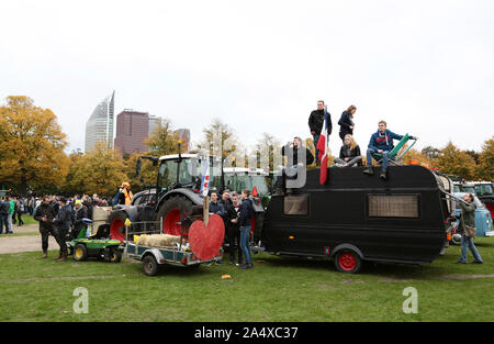 De nombreux agriculteurs protestent à La Haye contre la diminution de l'élevage et de mesures indépendantes de CO2 et d'azote Banque D'Images