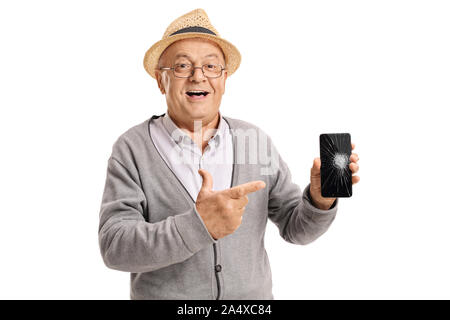 Vieil homme tenant un téléphone mobile avec un écran cassé et souriant isolé sur fond blanc Banque D'Images