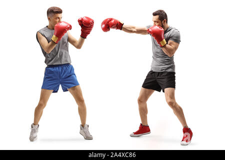 Longueur totale d'un coup de deux jeunes hommes qui combattaient avec des gants de boxe isolé sur fond blanc Banque D'Images