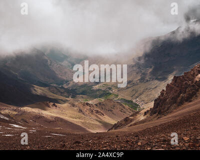 Misty vue sur la vallée du Haut Atlas au-dessus de l'altitude dans la région de Toubkal, Maroc, Afrique Banque D'Images