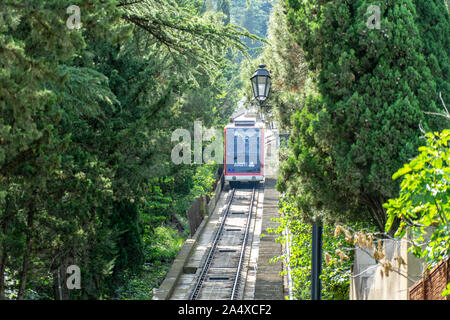 Tbilissi, Géorgie, l'Europe de l'Est - Juillet 15th, 2015 : funiculaire fonctionnant à partir d'une station sur Chonquadze jusqu'à la rue au-dessus de la montagne Mtatsminda Banque D'Images